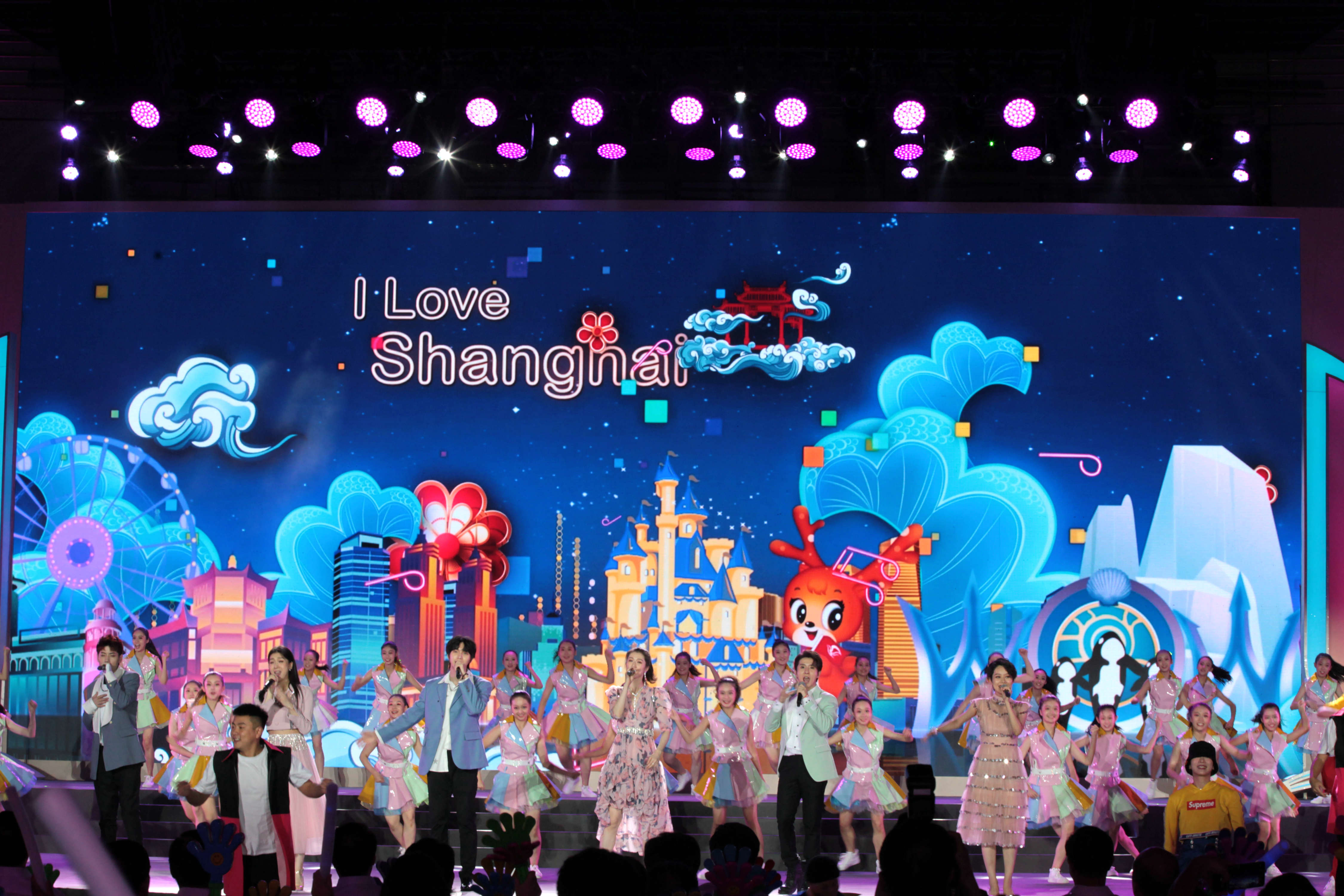 昨天晚上的南京路步行街流光溢彩，华灯璀璨，2020年上海旅游节开幕仪式暨南京路东拓开街活动在此隆重举行。市委副书记、市长龚正出席。市领导周慧琳、肖贵玉、陈通、张恩迪参加活动。